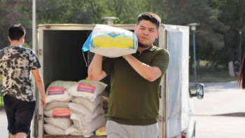 Фотография к новости: Ақтөбе халқы Қостанайға гуманитарлық көмек жіберді