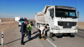 Фотография к новости: Жамбылда жүк көліктері жүрісінің бақылаусыздығы жолдың сапасын құртты – басқарма басшысы