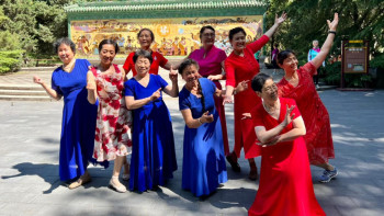 Фотография к новости: Күлсең, кәріге күл. Қытайлық зейнеткерлер немен айналысады?