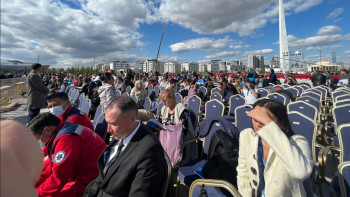 Фотография к новости: Құлшылықта ұлт жоқ. Рим папасының  мессасына қатысушылар жиналып жатыр