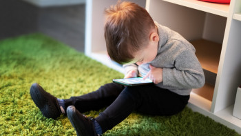 Фотография к новости: 3 жасқа дейінгі балаға гаджет беруге болмайды