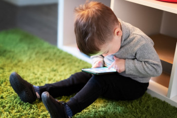 3 жасқа дейінгі балаға гаджет беруге болмайды