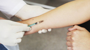 Фотография к новости: Ақтөбеде медбике қателесіп, 42 балаға басқа вакцина салып жіберген