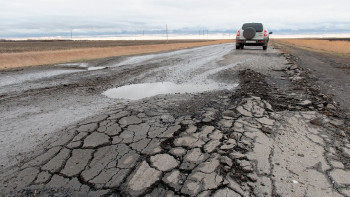 Фотография к новости: Шұрық-тесік. Сенатор республикадағы автожолдарды сынға алды