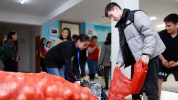 Фотография к новости: Шаруалар жатақхана студенттеріне картоп таратты