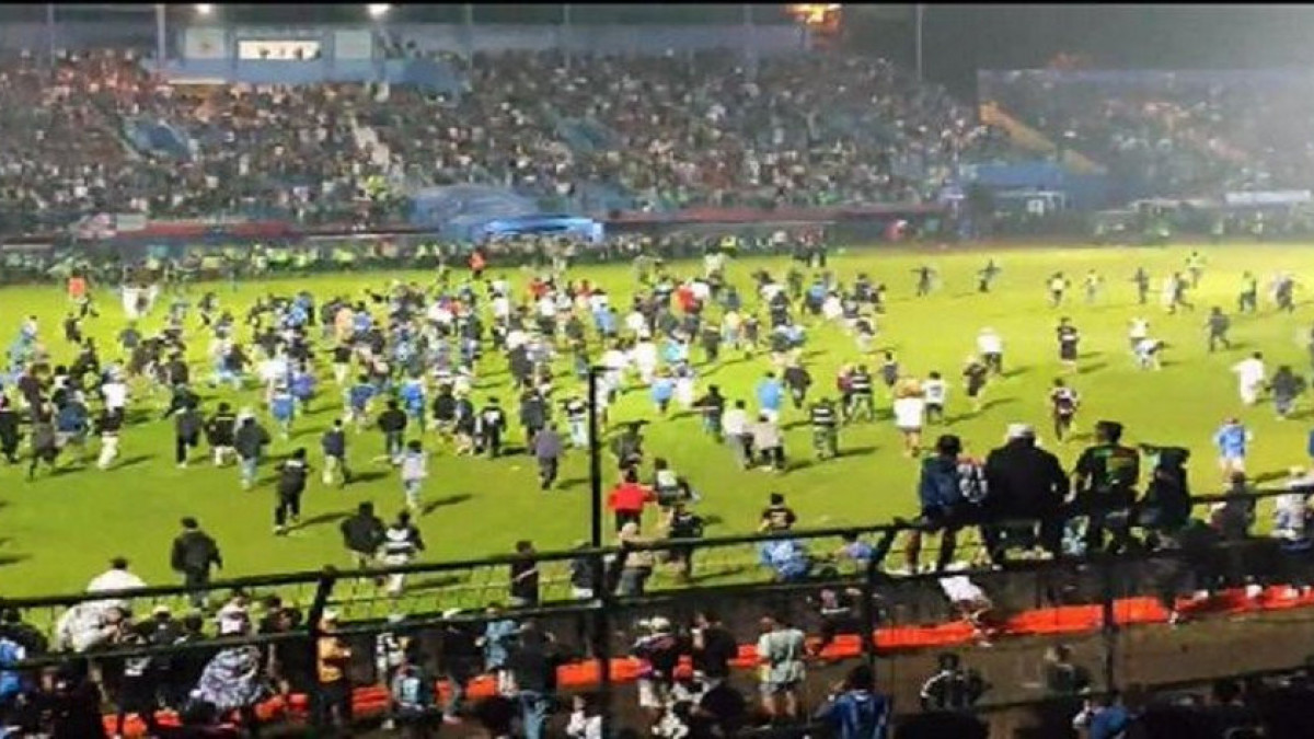 Индонезияда футбол матчінен кейін 127 адам қаза болды