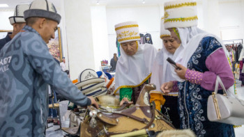 Фотография к новости: Көне мен жаңа көпірі – Тараз шаһарында қолөнершілер көрмесі өтті