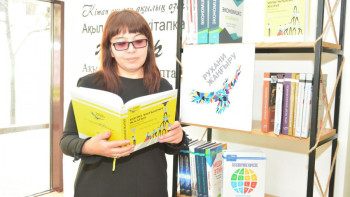 Фотография к новости: Ғазиза Құдайберген: Кітап оқу қазір  - трендте