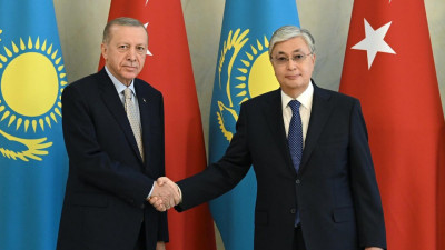 Тоқаев Түркия басшысын I дәрежелі «Достық» орденімен марапаттады