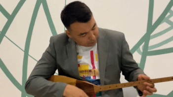 Фотография к новости: Әлеуметтік желілерде жастар «Домбыра тартайық!» челленджін бастады