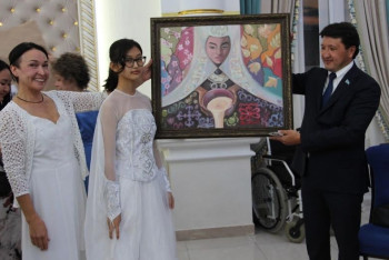 Фотография к новости: Ақтөбелік оқушылар аукционда бір миллион теңге жинады⠀⁣⁣⠀