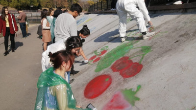Алматы жастары Есентай өзенінің бойында граффити салды