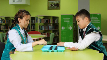 Фотография к новости: «Мәні терең ойын». Оқушылар арасында тоғызқұмалақтан жарыс өтті