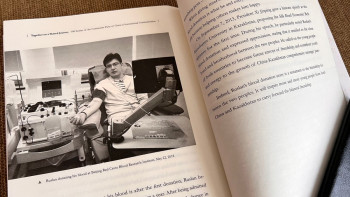 Фотография к новости: «Көк аспан мырзасы». Си Цзиньпин мақтаған жас қазақ туралы кітап шықты