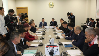 Фотография к новости: Саян Ахметжанов түркістандық кәсіпкерлермен кездесті