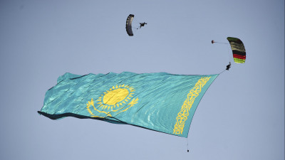 Парашютист Қазақстанның ең үлкен туын көкте қалықтатып рекорд орнатты