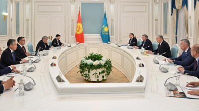 Қасым-Жомарт Тоқаев Қырғызстан Президенті Садыр Жапаровпен кездесті