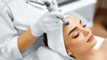 Фотография к новости: Бет күтімінде қауіпті процедуралар бар-косметолог маман