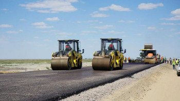Фотография к новости: Биыл елдің батысындағы республикалық күре жолдарға 350 мың тонна асфальт төселді