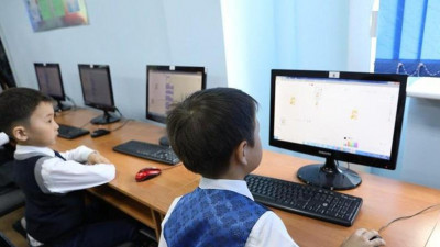 Мектептегі интернет. Министр байланыстың неге нашар екенін түсіндірді