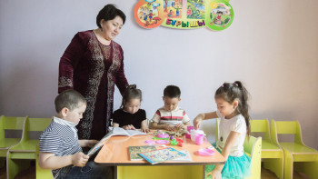 Фотография к новости: Тәрбиешілердің жүктемесі азайып, жалақысы көбейтіледі - Аймағамбетов