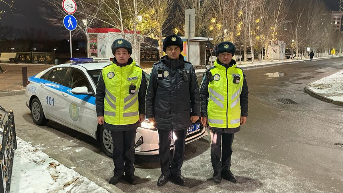 Астана полицейлері ер адамды мұзды судан құтқарды 