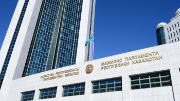 Фотография к новости: Мәжілісте шахта құрбандарын бір минут үнсіздікпен еске алды