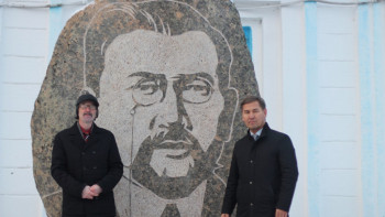 Фотография к новости: Қарқаралы тұрғыны ұлт ұстазының бейнесін тасқа қашап салды 