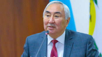 Фотография к новости: Дайрабаев Әуесбаевпен бір сағат шай ішіп, түсіндіретін мәселе туралы айтты