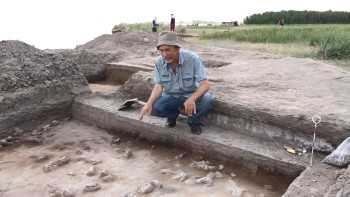 Фотография к новости: Ұлыбританиялық ғалым Бөрлі тарихи ескерткішін зерттеп жатыр