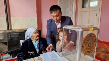 Фотография к новости: 120 шөбересі бар 102 жастағы әже таңдау жасады