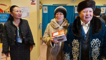 Фотография к новости: Мереке, сыйлықтар, көңіл күй.  Елордада сайлау қалай өтіп жатыр?