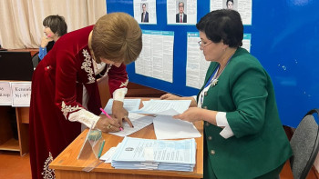 Фотография к новости: Сайлауға домбырамен келіп ән салды