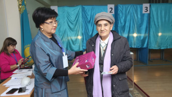 Фотография к новости: Асылы Осман әдеттегідей алғашқылардың бірі болып дауыс берді