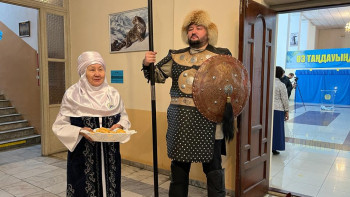 Фотография к новости: Семейдегі сайлау учаскелерінің бірінде дауыс берушілерді батырлар қарсы алуда