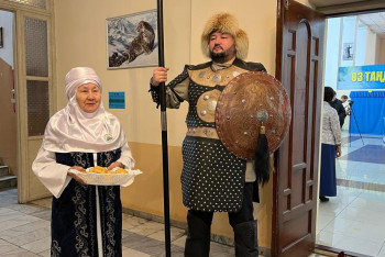 Фотография к новости: Семейдегі сайлау учаскелерінің бірінде дауыс берушілерді батырлар қарсы алуда