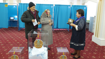 Фотография к новости: Сайлау учаскесінде кімдерге сыйлық беріліп жатыр?