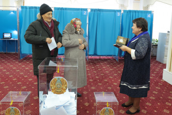 Сайлау учаскесінде кімдерге сыйлық беріліп жатыр?