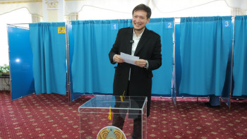 Фотография к новости: Есептен шығару куәлігін алуға өмірімде бармас едім – Бейбіт Әлібеков Астанадан дауыс берді