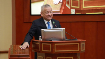 Фотография к новости: Мәжілісте жаңа депутат ант берді