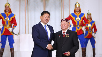 Фотография к новости: Моңғолиядағы қазақ жазушысы «Моңғолия халық жазушысы» атанды