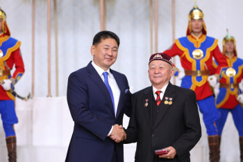 Фотография к новости: Моңғолиядағы қазақ жазушысы «Моңғолия халық жазушысы» атанды