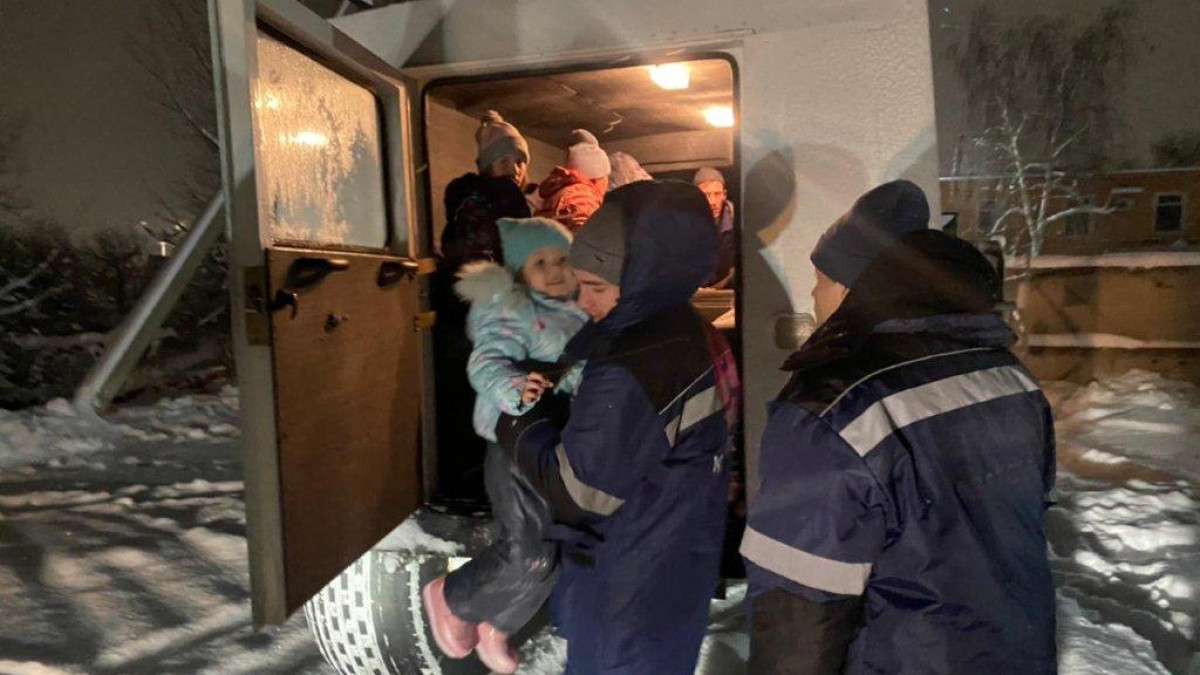 Ақмолалық құтқарушылар бір түнде 80-нен астам адамды эвакуациялады