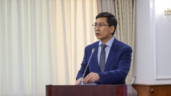 Фотография к новости: Аймағамбетов үшауысымды мектептердің мәселесін қалай шешетінін айтты