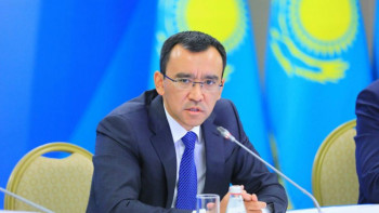 Фотография к новости: Мәулен Әшімбаев: Бүгінгідей күрделі кезеңде тәуелсіздікті нығайту – басты міндет