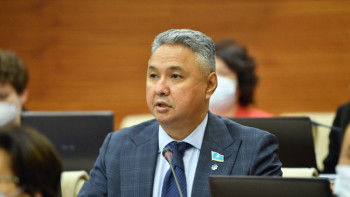 Фотография к новости: Тыңдағыңыз келе ме, келмей ме, бірақ біз сізді тыңдатамыз - Перуашев Қарашөкеевтің жауабын сынады