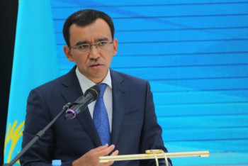 Фотография к новости: Әшімбаев журналистерге: Жаңа депутаттарға тиісе бермеңдер