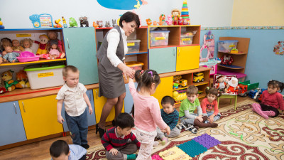 Тәрбиешілердің жалақысы, тегін тамақ. Балабақшаларда не өзгереді?