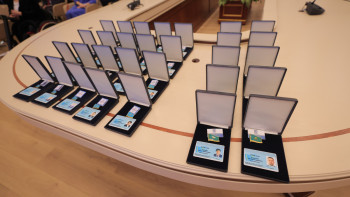 Фотография к новости: Сенаторларға депутат куәлігі мен төсбелгісі табысталды