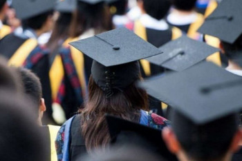 Фотография к новости: Қолында дипломы бар түлек қанша уақытта жұмыс таба алады